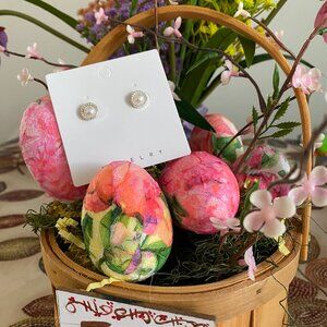 BEAUTIFUL SMALL PIERCED PEARL EARRING NWT